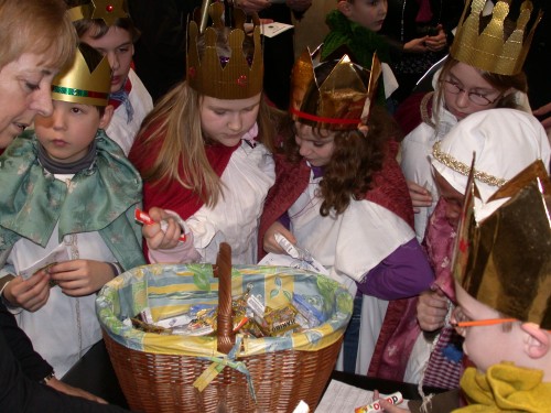Traditioneller Besuch der Sternsinger am 6.1.2011 im Rathaus an der Ruhrstraße. Die Kinder stürzten sich begeistert auf die Süßigkeiten.