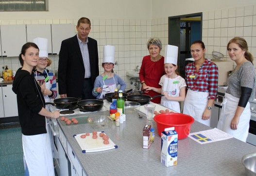Mülheimer Schulen beteiligen sich an Europawoche: Europatag im Berufskolleg Stadtmitte. Zubereitung und das gemeinsame Essen von internationalen Gerichten. OB Mühlenfeld besuchte die Küche der Schule.