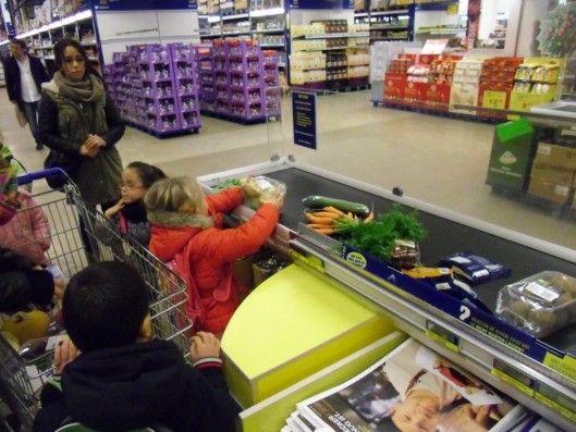 Kita-Kinder kaufen für das Gesunde Frühstück in der Metro ein und legen ihre Einkäufe auf das Kassenband. 21.10.2015 Foto: Andrea Joachim
