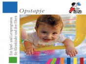 Das Spiel- und Lernprogramm Opstapje richtet sich an Familien mit Kindern unter drei Jahren. Das Plakat zeigt ein kleines lachendes Kind und das Opstapje Logo.