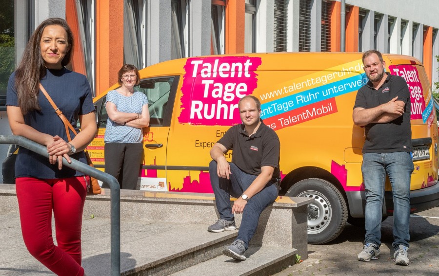 Siebte Auflage der TalentTage Ruhr war ein voller Erfolg - Sechs Veranstaltungen fanden in Mülheim statt: Unter dem Motto TalentTage Ruhr unterwegs sind das TalentMobil und der TalentParcours noch bis Ende des Jahres an Schulen zu Gast. Das Foto zeigt das TalentMobil - ein mit dem Motto der TalentTage Ruhr beklebter VW-Bus und deren vier Akteure. - TalentMetropole Ruhr