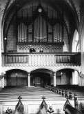 Der Innenraum der Petrikirche mit der Orgelempore (nach 1872)