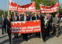Das Aktionsbündnis Raus aus den Schulden von Städten und Kreisen des Ruhrgebietes und des Bergischen Landes. Foto: Walter Schernstein