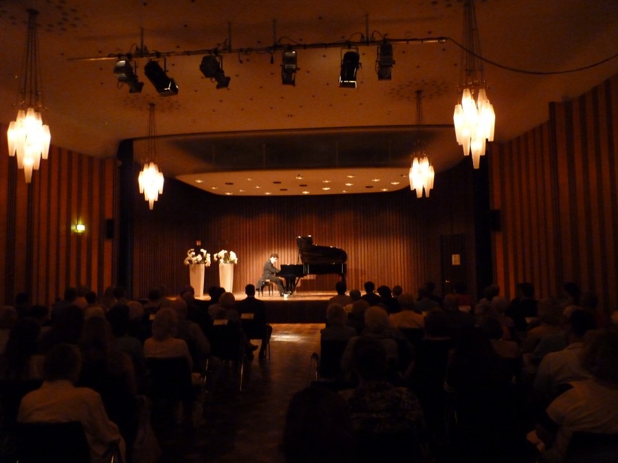 Bei seinem zweiten Benefizkonzert in der historischen Stadthalle präsentierte der Mülheimer Pianist Deniz Türkmen am Sonntag, 11.9., die Werke großer Komponisten der Romantik und auch seine eigene Grand Sonata.