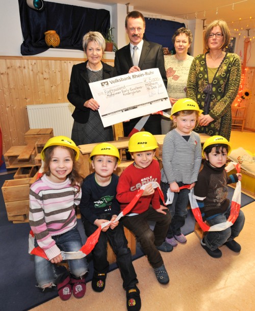 Volksbank Rhein-Ruhr spendet 5.000 EURO für Mülheimer Kindergärten. 16.12.2011 Foto: Walter Schernstein