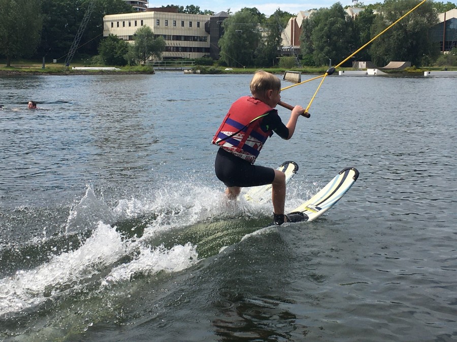 Sportwoche, Ferienfreizeit der Stadt Mülheim an der Ruhr. Eine Aktivität ist das Wasserskifahren. Das Foto zeigt einen Jungen auf Wasserskiern auf der Anlage im Sportpark Wedau. - TrendSport