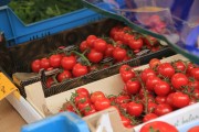 Marktstand auf dem Wochenmarkt, Obst, Gemüse, Markthändler, Bürgerschaft: Tomaten werden an einem Marktstand zum Verkauf angeboten - Sabine Meier