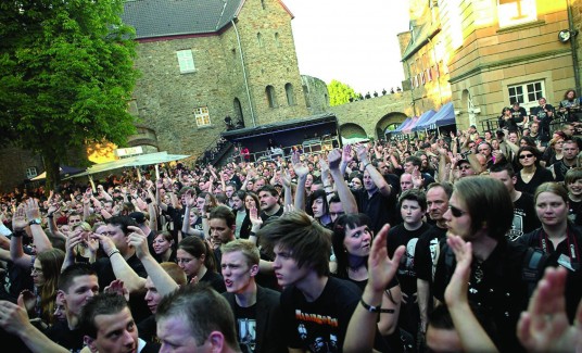 Begeistertes Publikum beim Castle Rock Festival im Schloß Broich.
