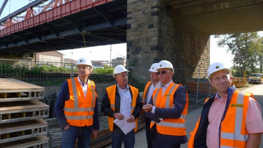 Besichtigung Thyssenbrücke: Oberbürgermeister Ulrich Scholten ließ sich vor Ort Bauwerk erläutern