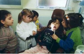 Kinder beim Zähneputzen, Zahnärztlicher Gesundheitsdienst.