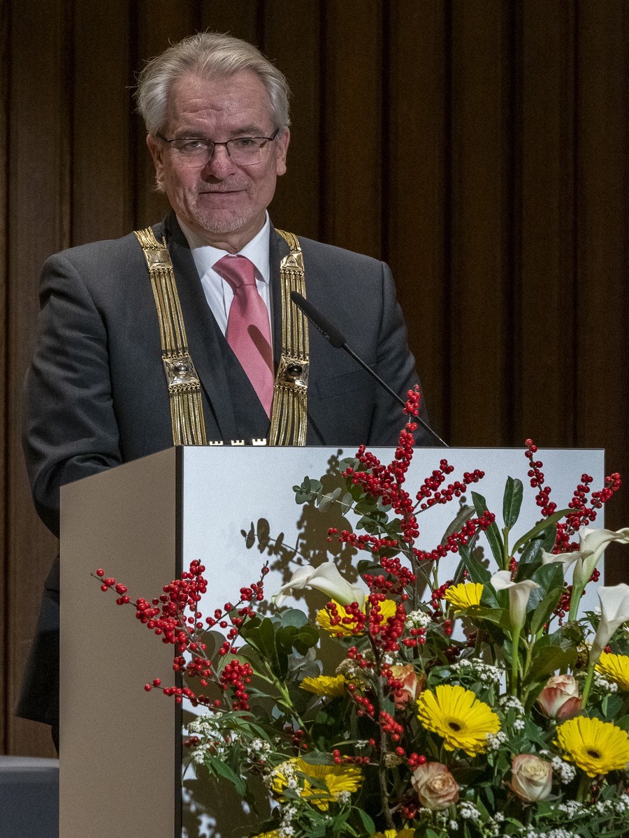 Oberbürgermeister Marc Buchholz hält die Würdigung zur Verleihung der Ehrenringe der Stadt Mülheim an der Ruhr an Oliver Willems und Dr. Roland Chrobok. - Referat I - Tobias Grimm