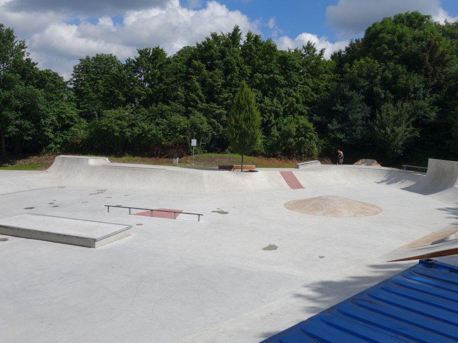 Dieses Foto zeigt den Skatepark Südstraße in Mülheim an der Ruhr bei bestem Wetter. 