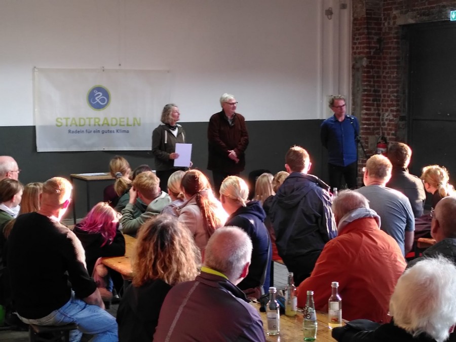 Das Bild zeigt die beiden Radel-Stars Ulrike Bresa und Dr. Peter Beckhaus zusammen mit dem Bürgermeister Markus Püll bei der Abschlussveranstaltung der STADTRADELN-Kampagne 2022 in der Alten Dreherei in Mülheim Broich. - Stabsstelle Klimaschutz und Klimaanpassung