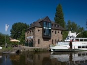 Das ehemalige Bootshaus beherbergt heute ein Erlebnismuseum, das zur Erkundung rund um die Natur am und im Fluss einlädt.