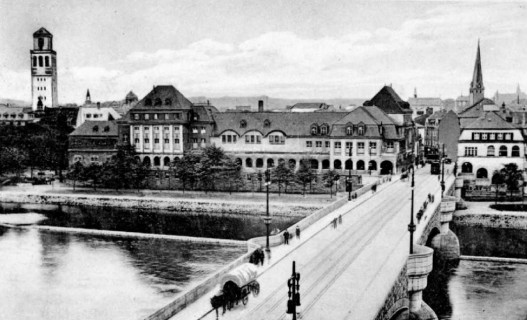 Postkartenansicht der Schlossbrücke mit Stadtbad (1915)