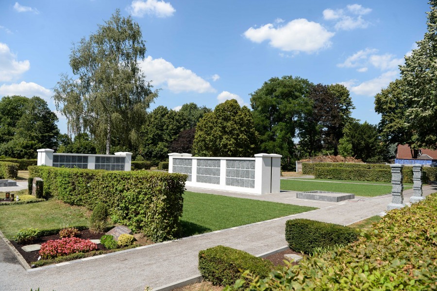 Urnenkammern auf dem Friedhof Styrum in Mülheim an der Ruhr - Walter Schernstein