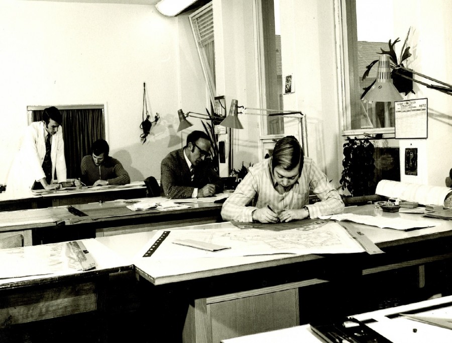 Zeichensaal mit Zeichentischen und Technischen Zeichnern im Jahre 1972 - Stadtarchiv