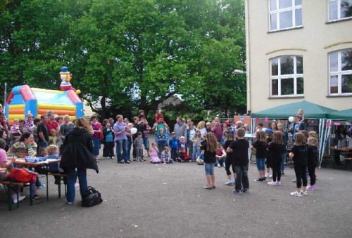 Am Sonntag, 17. Juli 2011, verwandelte sich der Schulhof der Gemeinschaftsgrundschule am Fünter Weg in einen Erlebnis-bereich für Kinder und Eltern.