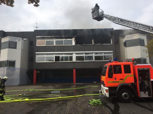 Brand in einem Klassenraum an der Gesamtschule Saarn. Die Feuerwehr hatte die Lage schnell unter Kontrolle.