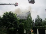 Starke Rauchentwicklung auf dem Dachstuhl. Vier Verletzte bei Dachstuhlbrand in Saarn. Ein Übergreifen des Feuers auf das Nachbargebäude konnte verhindert werden.