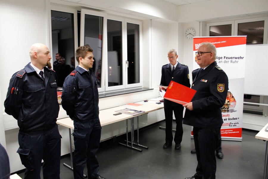 Stefan Huntemann und Tim Petzel wurden vom Leiter der Berufsfeuerwehr Mülheim, Burkhard Klein, für ihre zehnjährige Mitgliedschaft in der Feuerwehr mit der Ehrennadel des Verbandes der Feuerwehren in NRW in Bronze geehrt. - Thorsten Drewes