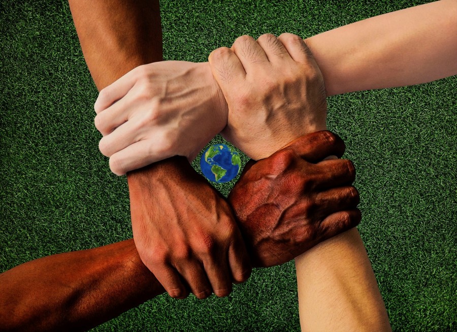 Hände unterschiedlicher Nationalitäten halten zusammen. Integration, Asylsuchende, Hilfe. - Pixabay