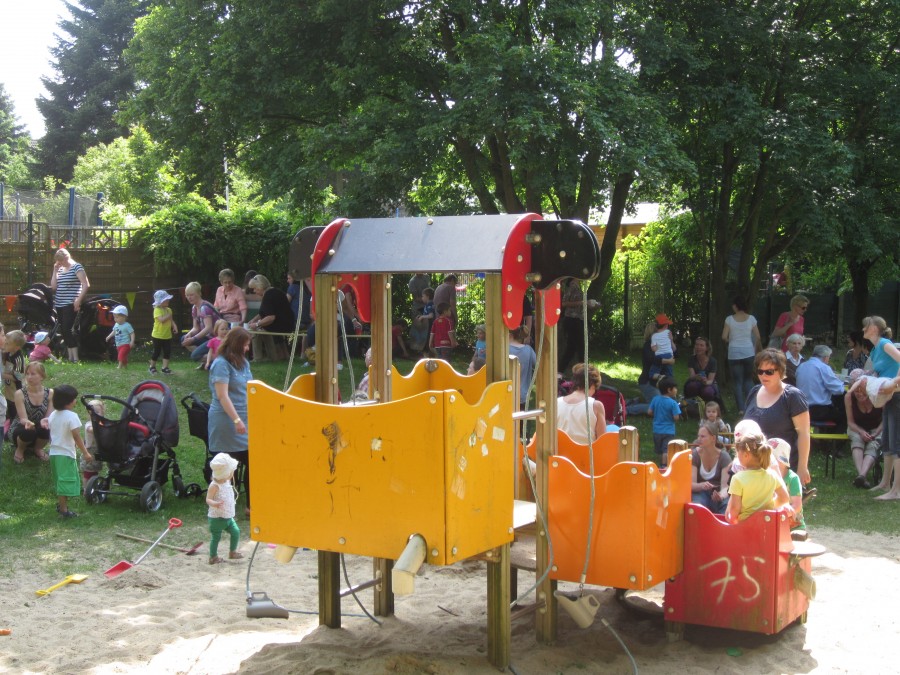Familien, Kinder und Spielplatzpatinnen und -paten hatten Spaß beim Spielplatzfest, Heisenbergstraße am 6. Juni 2013.