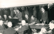 Eröffnung der ersten Sitzung im Innungshaus an der Zunftmeisterstraße am 9. Mai 1946 durch die örtliche britische Militärregierung. - Quelle/Autor: Stadtarchiv