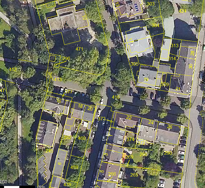 Hier eine Überlagerung der Luftbilder 2015 mit dem aktuellen Katasternachwies in gelb.