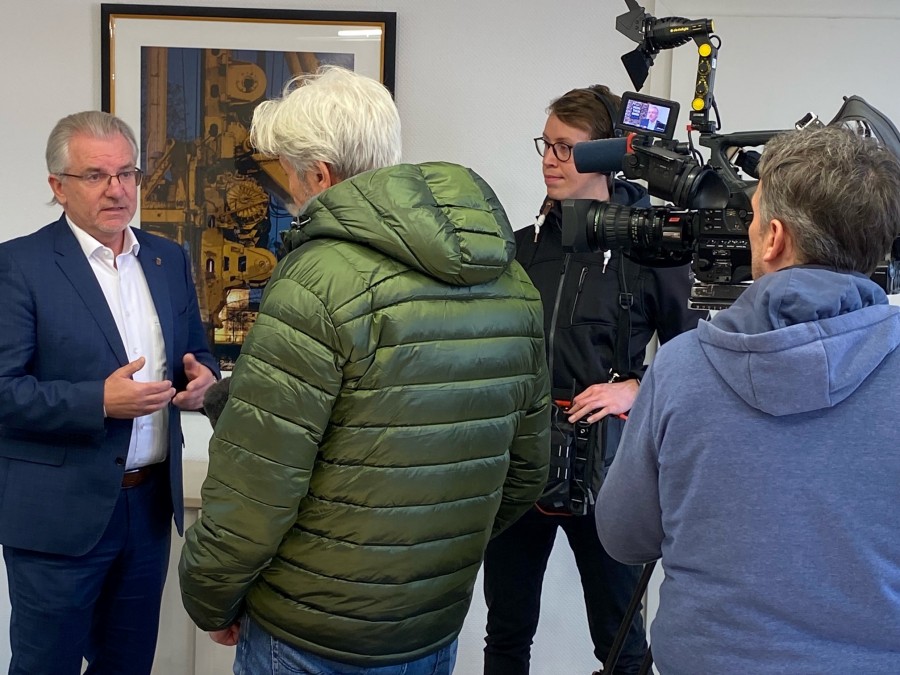 Mülheims Oberbürgermeister Marc Buchholz gibt WDR-Redakteuren einen O-Ton im Historischen Rathaus. - Online Team, Referat I - Tanja Schwarze