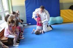 Judo für Kids: Interessiert verfolgten die Drei- bis Sechsjährigen die Aktionen auf der Matte. 