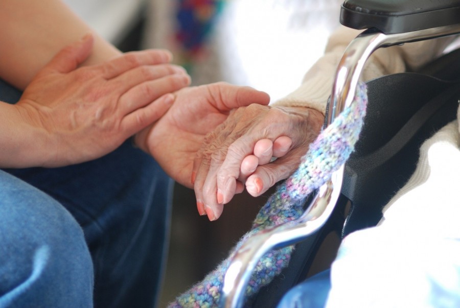 Tröstende Hände, Altenpflege, Seniorinnen, Senioren, Trost, Beratung, Unterstützung - Bild von Enlightening Images auf Pixabay