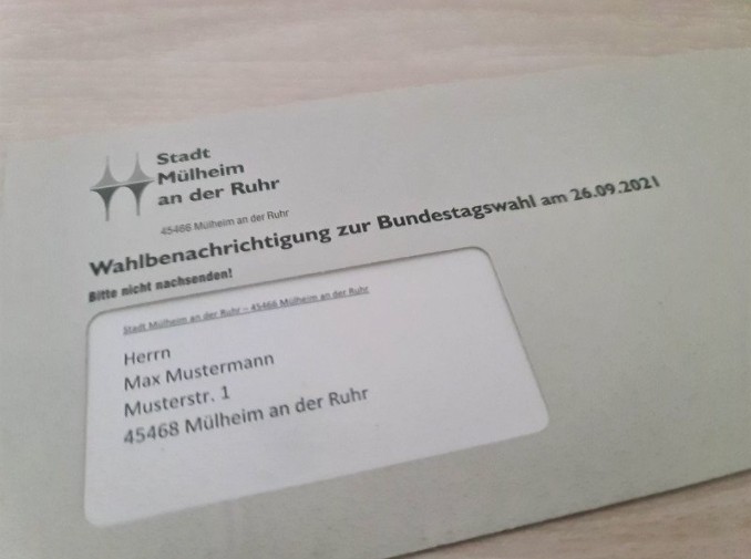Das Foto zeigt ein Muster der Briefwahlunterlagen zur Bundestagswahl 2021. - Online Redaktion - Jasmin Kramer