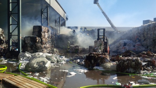 Brand in Paperlager im Hafen - Einsatzkräfte der Feuerwehr sind vor Ort
