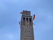 Beflaggung des Rathauses: Rathausturm des Mülheimer Rathauses mit der Regenbogenflagge