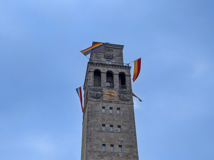 Beflaggung des Rathauses: Rathausturm des Mülheimer Rathauses mit der Regenbogenflagge - Jasmin Kramer / Onlineteam
