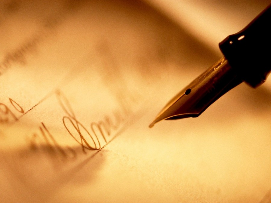 Füllfederhalter über einem unterschriebenen Dokument. Unterschriften, Beglaubigungen, unterschreiben - Canva