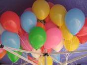 Viele Ballons, wie hier auf dem Spielplatzfest Luisental am 11. Mai 2017, machen den Kindern Spaß