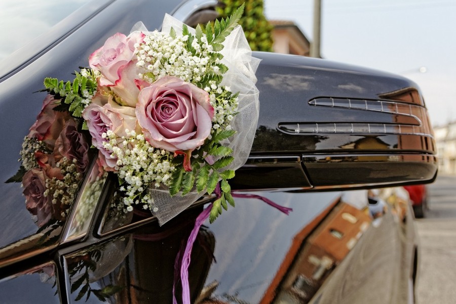 Ein Brautstruß befestigt am Seitenspiegel eines Autos. Infos zu Namens- oder Adressänderungen, z. B. nach Heirat, in den Fahrzeugpapieren. - Bild von Mario De Filippo auf Pixabay