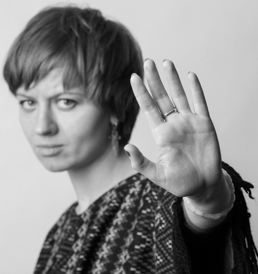 Häusliche Gewalt gegen Frauen Das Foto Domestic violence - woman put the palm in front of herself von Slava Rutkovski zeigt eine Frau, die selbstbewusst und abwehrend mit der Hand Stop, bis hierher und nicht weiter! signalisiert. 