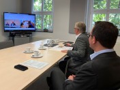 Videokonferenz mit Oberbürgermeister Marc Buchholz, Stadtdirektor David A. Lüngen sowie der Delegation aus Tours im Besprechungsraum des Oberbürgermeisters im Rathaus der Stadt Mülheim an der Ruhr. 