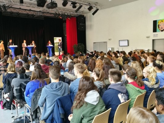 NRW-Wahl: Der Ring politischer Jugend (RPJ) in Mülheim an der Ruhr lud am 25.April 2017 die Schulklassen des 11. und 12. Jahrganges der Willy-Brandt-Gesamtschule zu einer Podiumsdiskussion mit den Mülheimer Landtagskandidatinnen und -kandidaten ein.