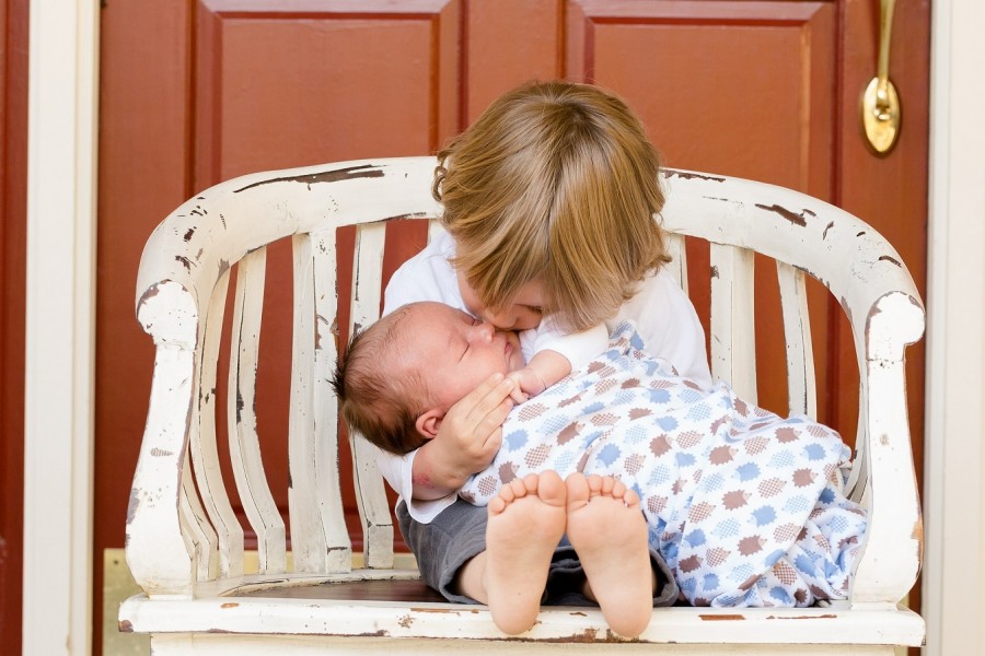 Neugeborenes Baby mit großem Bruder. Informationen zur Anmeldung einer Geburt. - Pixabay