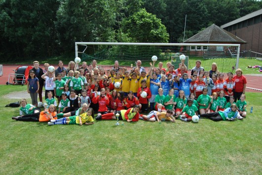Insgesamt beteiligten sich rund 100 fußballbegeisterte Grundschülerinnen am Saisonabschlussturnier im Rahmen des Projekts Mädchen mittendrin – Mehr Chancen für Mädchen durch Fußball in Nordrhein-Westfalen   