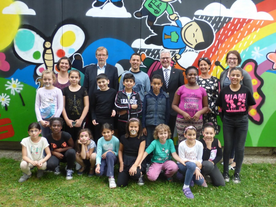 Gruppenfoto vor der neuen Graffiti-Wand. Das Projekt KunstRaumEppinghofen wurde an allen Eppinghofer Grundschulen durchgeführt.