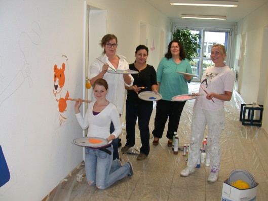 Aktion Helfende Hände - Mitarbeiterinnen aus dem Finanzbereich der Unternehmensgruppe Tengelmann verschönerten das Frühförderzentrum des Gesundheitsamtes.