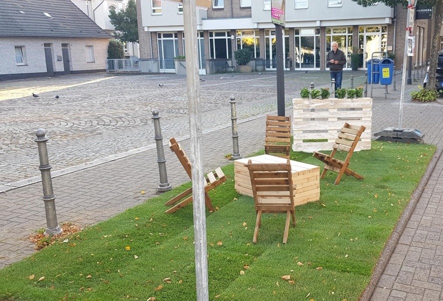 Um auf den Raum, der von den 100.000 in Mülheim zugelassenen, parkenden Autos eingenommen wird, aufmerksam zu machen, wurden am 18. September 2020 drei Parkplätze in anlässlich des internationalen Park(ing) Days in Grünflächen umgewandelt. - Anne Gerlings