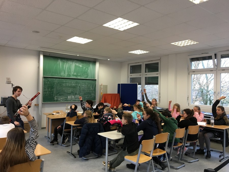 Schulbesuch des Fagottisten Theo Plath in der Gesamtschule Saarn im Rahmen von Rhapsody in School - Janna Röper