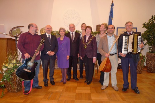 Oberbürgermeisterin Dagmar Mühlenfeld (3.v.l.) gratulierte beim Festakt in Bocholt der dortigen 1. stellvertretende Bürgermeisterin Christel Feldhaar (mit Amtskette)