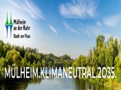 Das Bild zeigt den Leitspruch zum integrierten Klimaschutzkonzept 2035 Mülheim.Klimaneutral.2035 im Vordergrund und im Hintergrund ein Bild der Ruhr mit grüner Vegetation an beiden Seiten. 